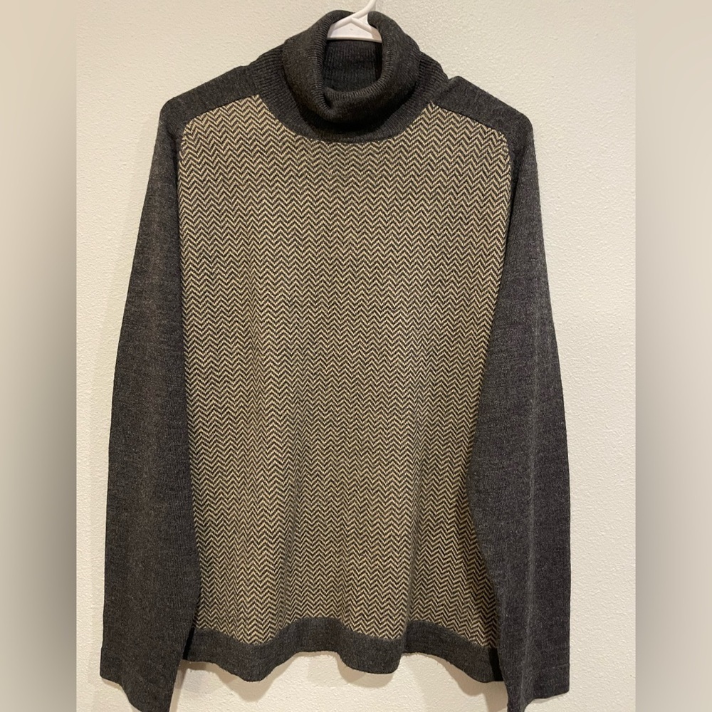 Burton Gray turtleneck sweater with geometric zigzag pattern. Size Large